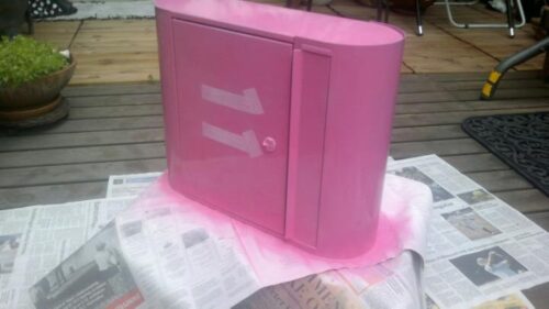 Pinkki postilaatikko
